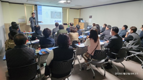 (광명3)광명시는 지난 21일 오후 2시 철산종합사회복지관에서 「시청로 일원 간판 개선사업」 주민설명회를 개최했다.jpg